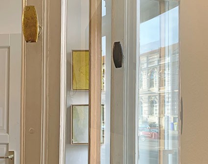 Auch nach der gut besuchten Eröffnung sind interessierte Gäste herzlich willkommen! Am Samstag, den 9., und am Mittwoch, den 13. August, bin ich während der Öffnungszeiten persönlich in der Galerie anzutreffen und stehe zum Gespräch zur Verfügung.
